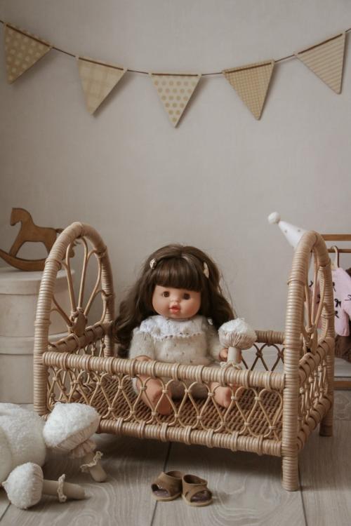 Плетёная ажурная кроватка для кукол - это прекрасное дополнение в детской комнате.  