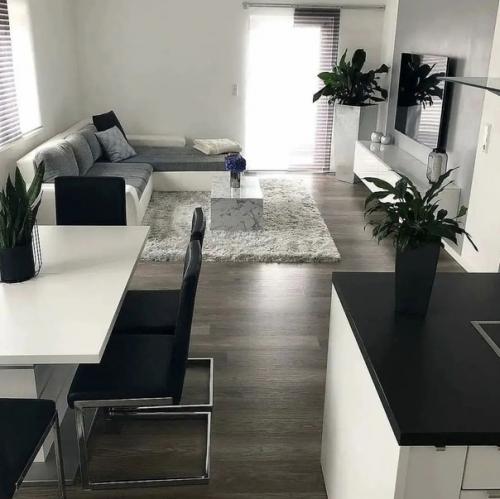 Вариант обустройства гостиной комнаты в современном стиле. 02