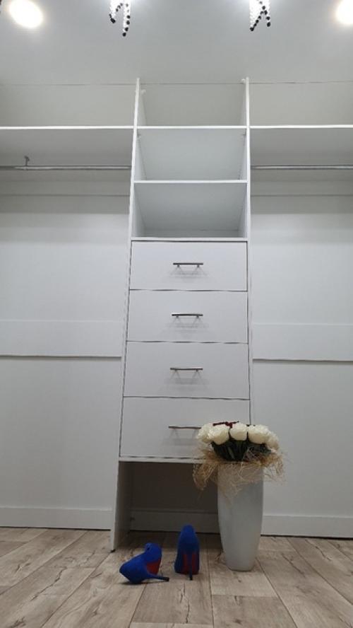 Гардеробная гардеробная расположена в нашей комнате мы разделили на две равные части, пока что рисовали сами. 03