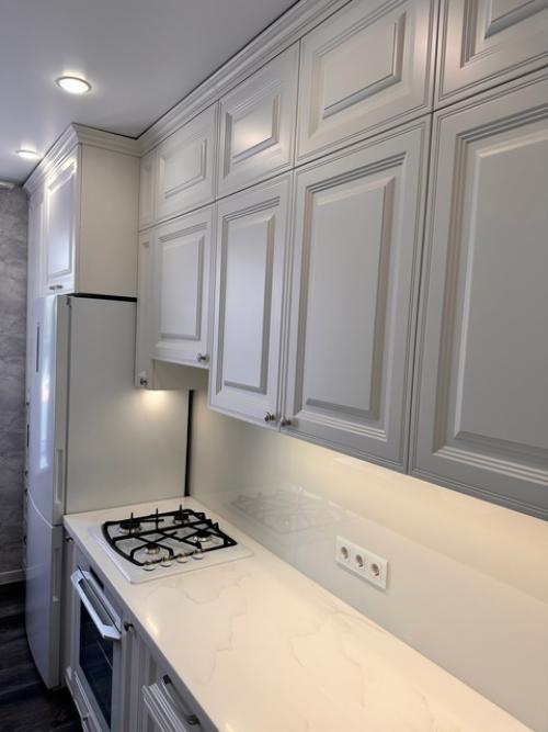 Ещё одна классическая матовая кухня, светлая с каменной столешницей! 04