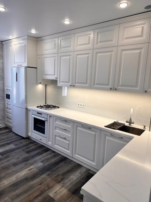 Ещё одна классическая матовая кухня, светлая с каменной столешницей! 01