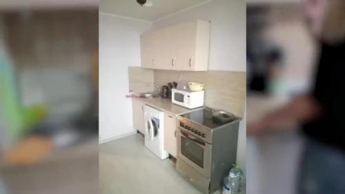 В 12 м 2 удалость вместить столовую, кухню и кабинет. 04