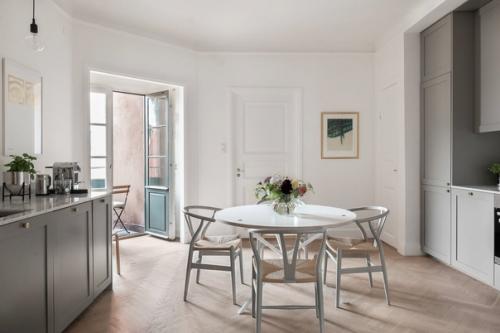 Интерьер этой квартиры в Стокгольме выполнен в традиционном скандинавском стиле, а яркие детали и иконы дизайна придают ему особый шарм. 01