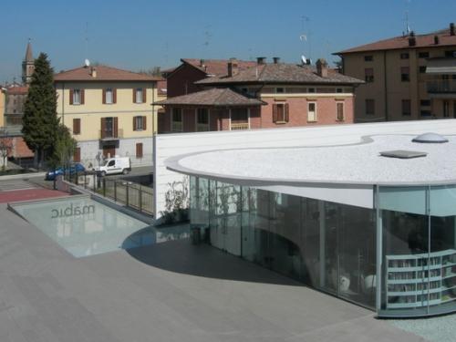 Прозрачное здание за высокой стеной. 01