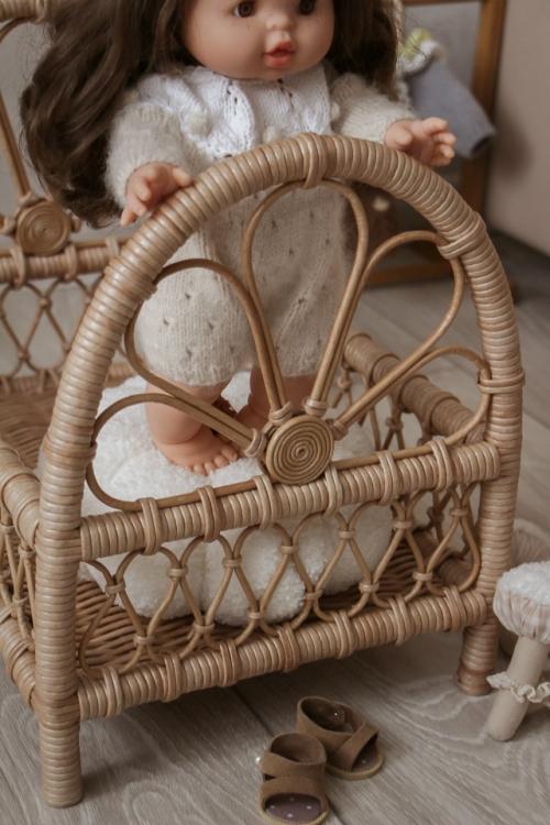 Плетёная ажурная кроватка для кукол - это прекрасное дополнение в детской комнате. 01