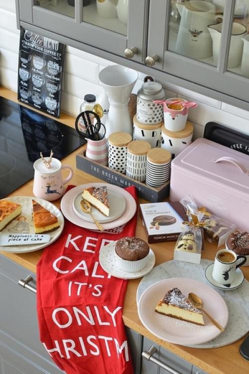 Чтобы добавить интерьеру рождественскую атмосферу, используются маленькие аксессуары красного цвета. 04