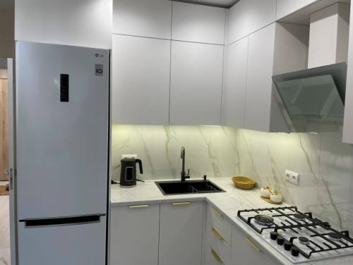 Сочетание белого и золотого - один из трендов в интерьере, который называют Бело - Золотой Гламурный шик! 03