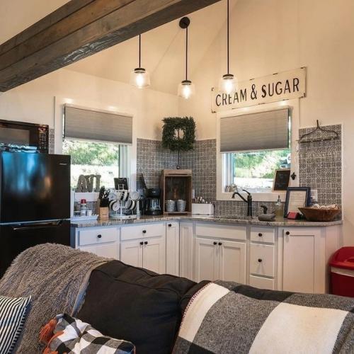 Домик на сваях в стиле деревенского сканди. 02