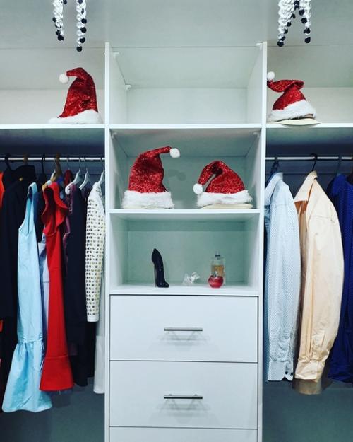 Гардеробная гардеробная расположена в нашей комнате мы разделили на две равные части, пока что рисовали сами. 05