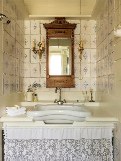 Это деревянный гостевой дом второй половины XIX века находится в Ростове, довольно прилично сохранившийся, но работы в нём провели основательные. 08