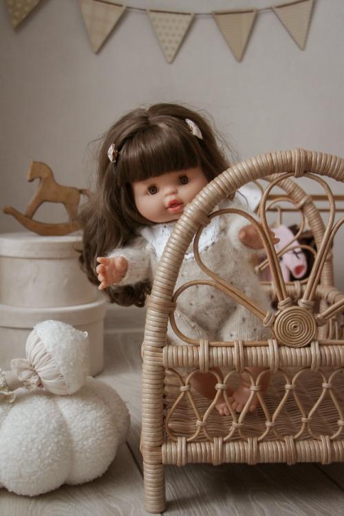 Плетёная ажурная кроватка для кукол - это прекрасное дополнение в детской комнате. 08