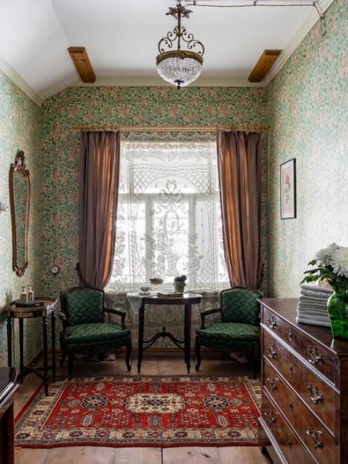 Это деревянный гостевой дом второй половины XIX века находится в Ростове, довольно прилично сохранившийся, но работы в нём провели основательные. 01