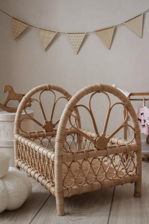 Плетёная ажурная кроватка для кукол - это прекрасное дополнение в детской комнате. 07