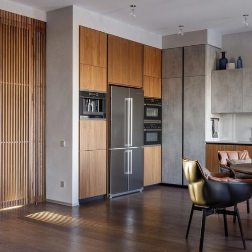 Объединение гостиной и кухни позволяет легко переключаться между приготовлением еды и общением с гостями. 02