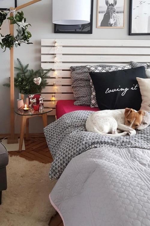 Чтобы добавить интерьеру рождественскую атмосферу, используются маленькие аксессуары красного цвета. 05