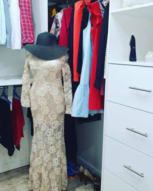 Гардеробная гардеробная расположена в нашей комнате мы разделили на две равные части, пока что рисовали сами. 06