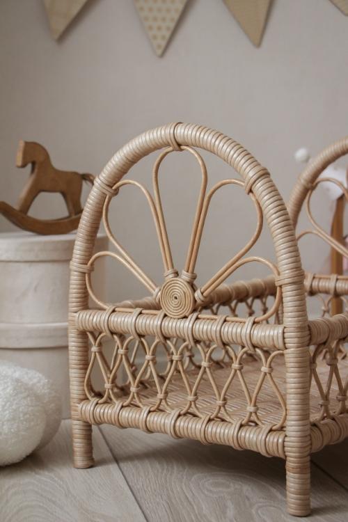 Плетёная ажурная кроватка для кукол - это прекрасное дополнение в детской комнате. 05