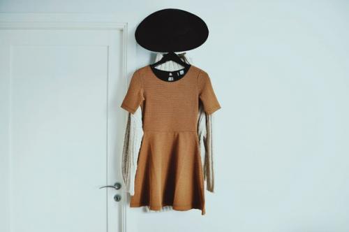 Этим утром. Потёртый шик прекрасен, но я хочу чего-то минималистического, никакого цвета - только тёмное дерево и бетон.