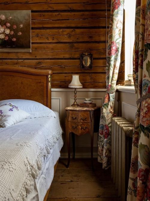 Это деревянный гостевой дом второй половины XIX века находится в Ростове, довольно прилично сохранившийся, но работы в нём провели основательные. 04