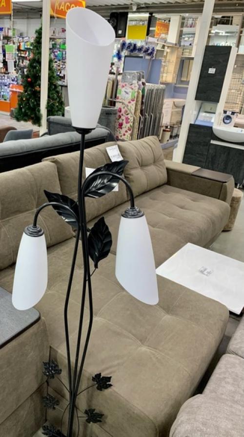 Торшеры являются неотъемлемой частью освещения гостиной. 04