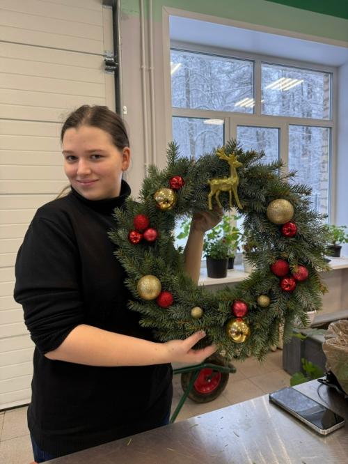 В преддверии нового года наш техникум преобразился, наполнившись праздничной атмосферой. 05