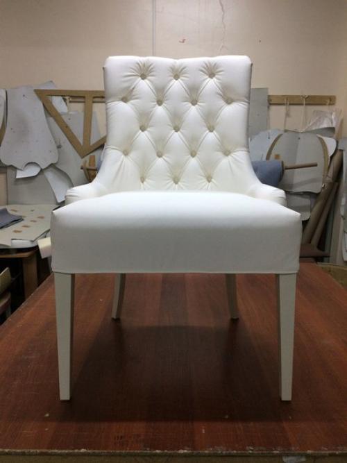 Светлый стул украсит любую гостиную, интерьер которой выполнен в стиле сдержанного изысканного классицизма. 01