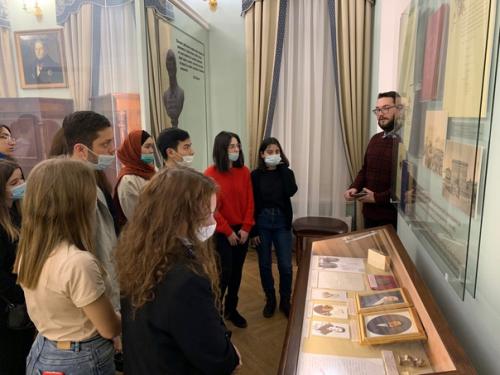 1 декабря ассоциация иностранных студентов организовала экскурсию в музей Н. и. Лобачевского. 03