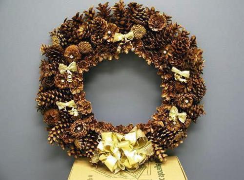 Поделки из шишек: хвойный новогодний декор. 08