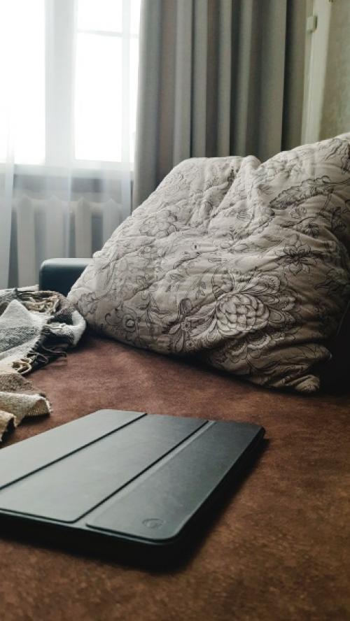 Мне показалось, что маме не совсем удобно. 05