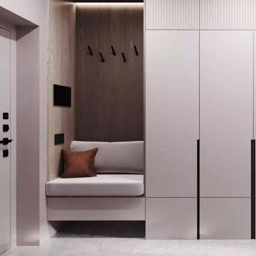 Грамотно созданный баланс между темным и светлым, с вкраплениями ярких акцентов создает неповторимый интерьер кухни - гостиной площадью 18 м. 09