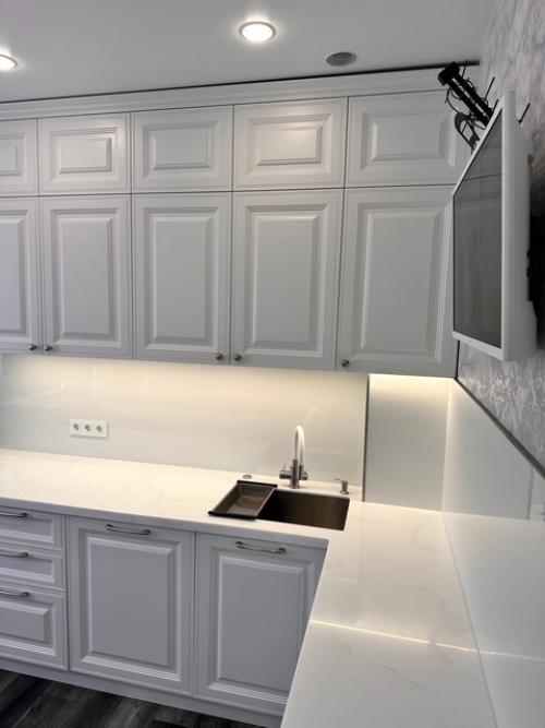 Ещё одна классическая матовая кухня, светлая с каменной столешницей! 02