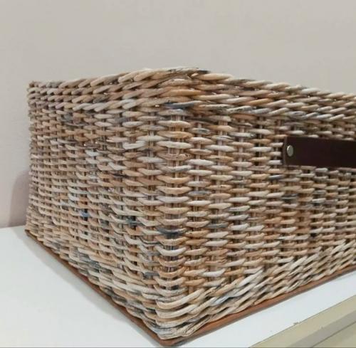 Элегантная и прочная корзина из экологичной бумажной лозы идеально подходит для организации пространства на стеллаже. 01