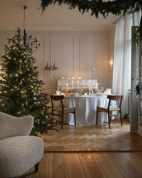 Лесная сказка в потрясающем доме Виктории, котоая придает больше значение мебели с историей и любит сочетать ее с современным декором. 01