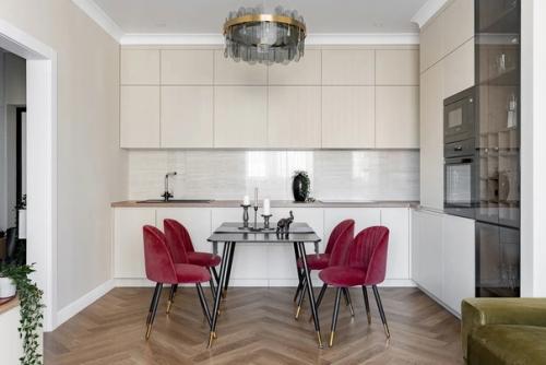 Светлая трешка с продуманным хранением и площадью 73 кв. 02