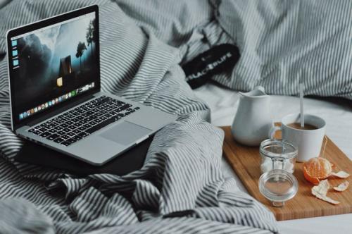 Этим утром. Потёртый шик прекрасен, но я хочу чего-то минималистического, никакого цвета - только тёмное дерево и бетон. 02