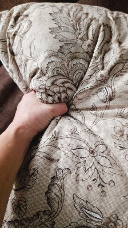 Мне показалось, что маме не совсем удобно. 01