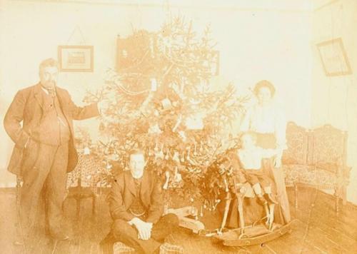 В 1820-1830-х годов, рождественское дерево в русских домах ещё не ставили. 06