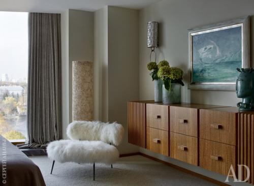 Окна этой квартиры не просто выходят на канал имени Москвы, а буквально нависают над водой. 02