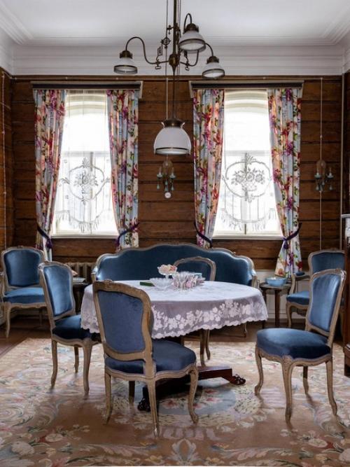 Это деревянный гостевой дом второй половины XIX века находится в Ростове, довольно прилично сохранившийся, но работы в нём провели основательные. 02