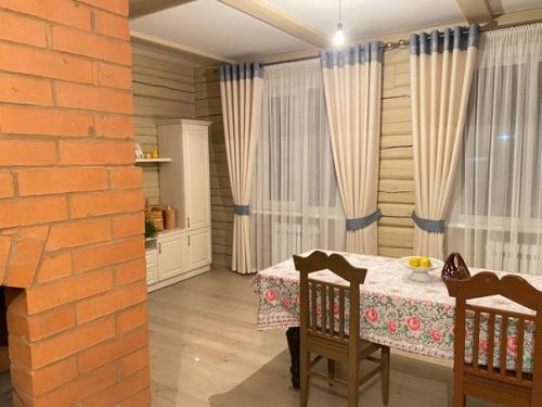 Шторы в уютном деревянном доме. 05