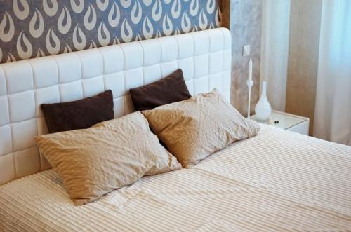 Спальня в холостяцкой квартире, максимально лаконичная и удобная для жизни неженатого мужчины. 04