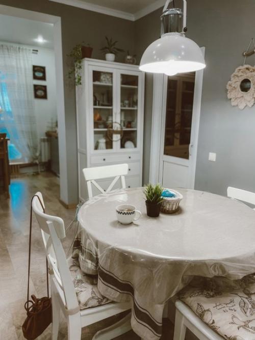 Продали квартиру и приобрели свой первый загородный дом, куда и переехали. 01