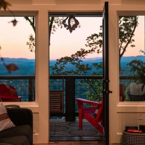 Домик на сваях в стиле деревенского сканди. 01