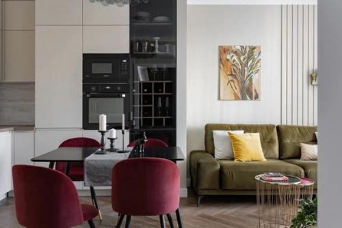 Светлая трешка с продуманным хранением и площадью 73 кв. 01