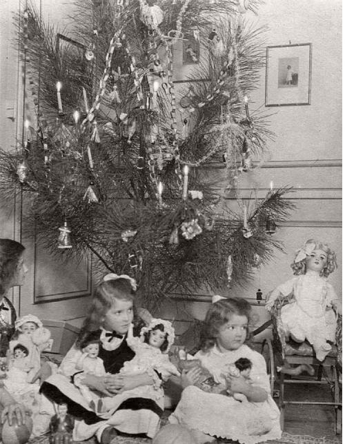 В 1820-1830-х годов, рождественское дерево в русских домах ещё не ставили. 07