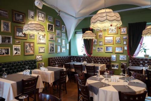 В центре города открыли музыкальный ресторан, где каждый день играют джаз. 02