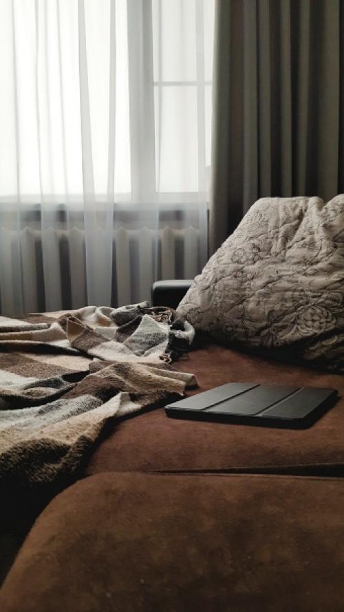 Мне показалось, что маме не совсем удобно. 02