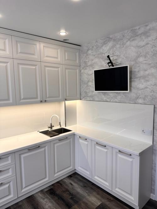 Ещё одна классическая матовая кухня, светлая с каменной столешницей! 03