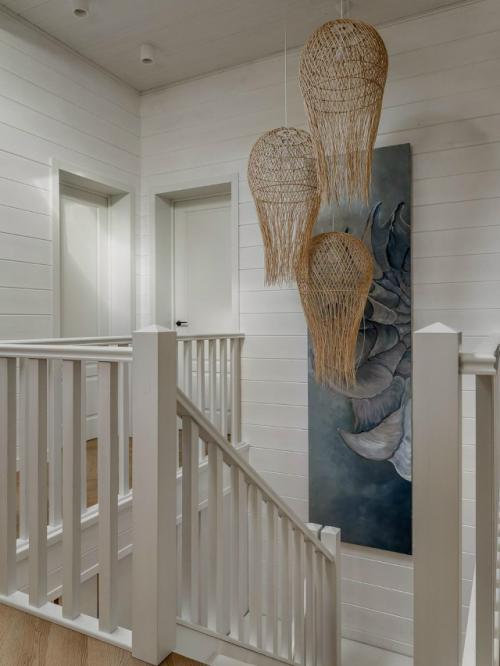 Панорамные виды, средиземноморское настроение и натуральные материалы легли в основу проекта дизайнера Елены Кулагиной. 02