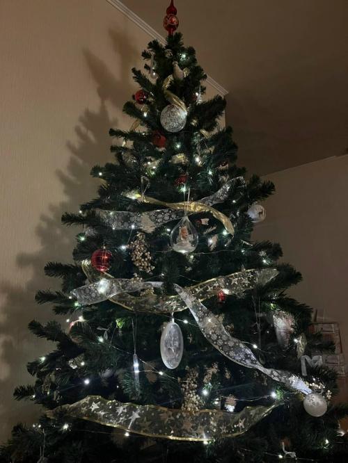 До наступления нового года осталось совсем немного времени, и города постепенно наполняются праздничным сиянием.  